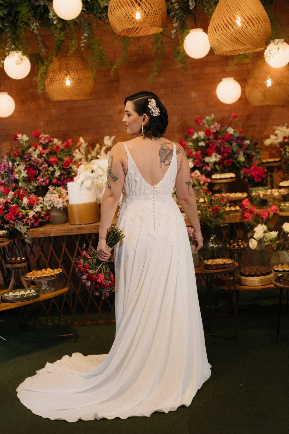 Vestido de noiva branco com costas em V e caimento evasê
