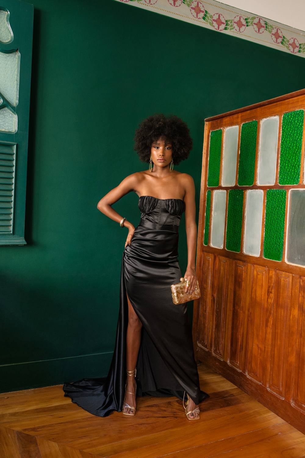 Vestido longo preto em cetim, modelo tomara que caia com decote drapeado e fenda lateral.