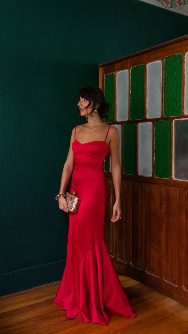 Vestido longo vermelho de cetim, com alças finas e modelagem sereia ajustada com barra fluida.