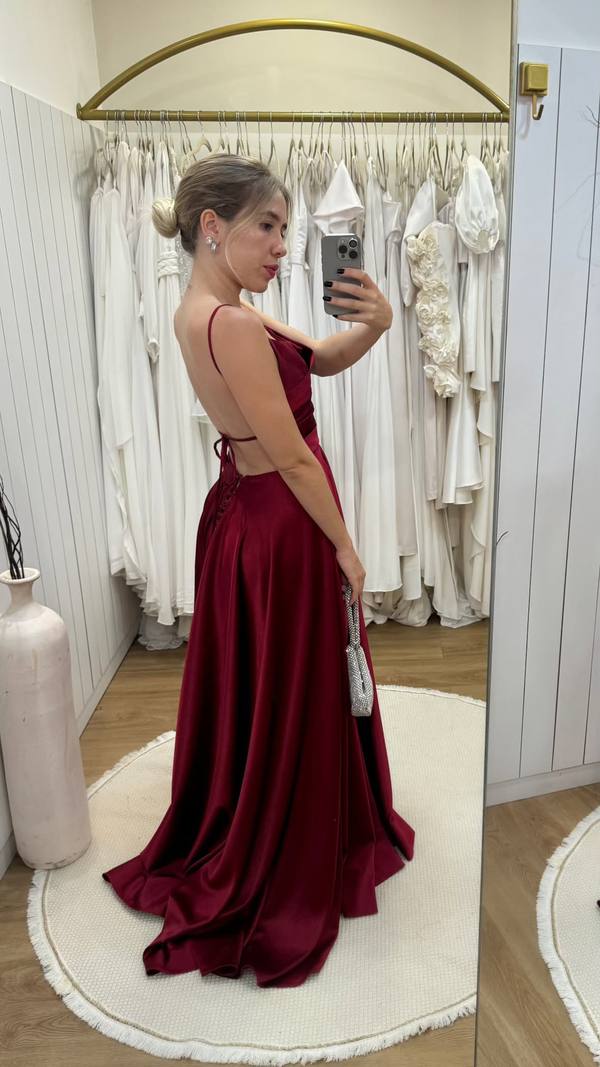 Vestido longo marsala de cetim, com alças finas, costas nuas e saia fluida.