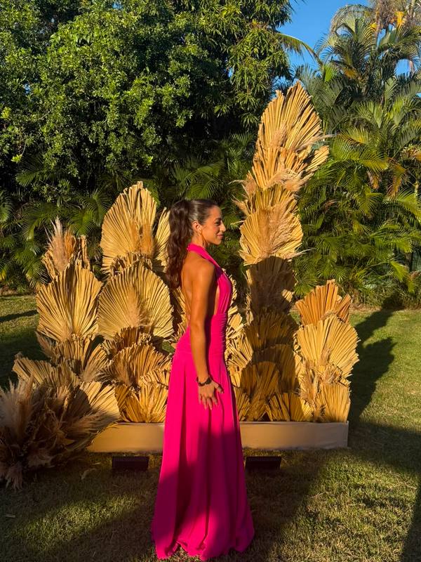 Vestido longo fúcsia com costas nuas e caimento fluido