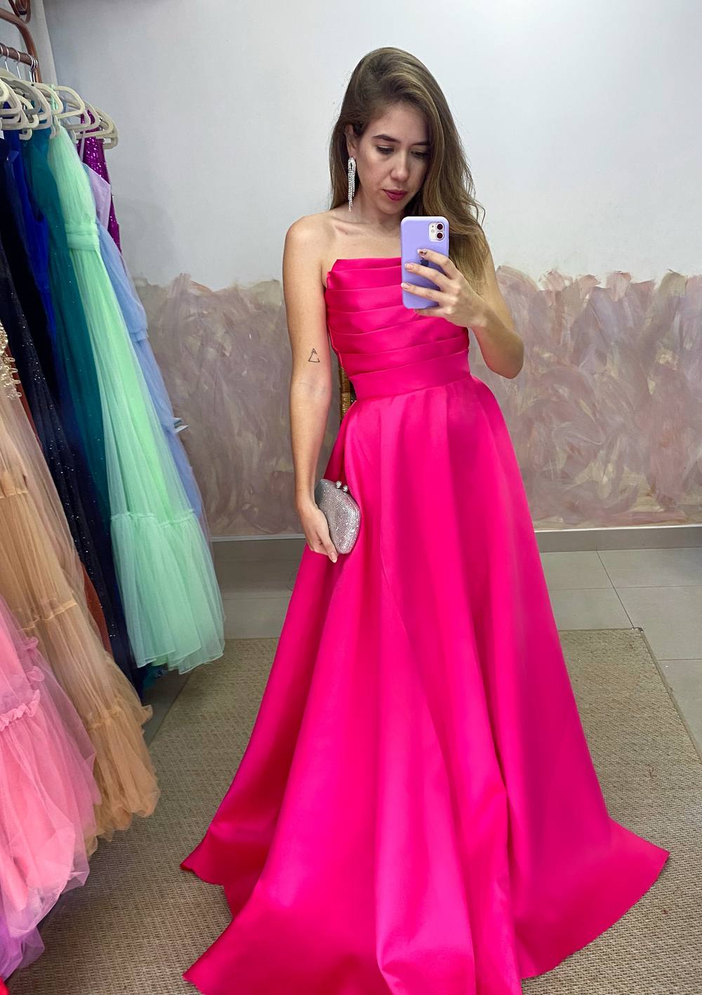 Vestido longo fúcsia tomara que caia com busto plissado, cintura marcada e saia ampla.