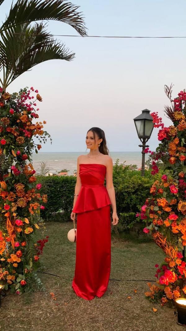 Vestido longo vermelho de cetim, modelo tomara que caia, caimento reto com detalhe peplum na cintura.
