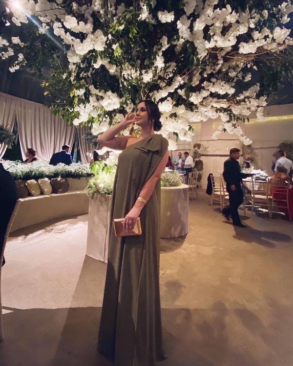 Vestido longo verde oliva de um ombro só, caimento fluido e tecido leve.