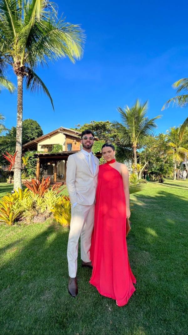 Vestido longo vermelho fluido de tecido leve, modelo um ombro com gola e caimento solto.