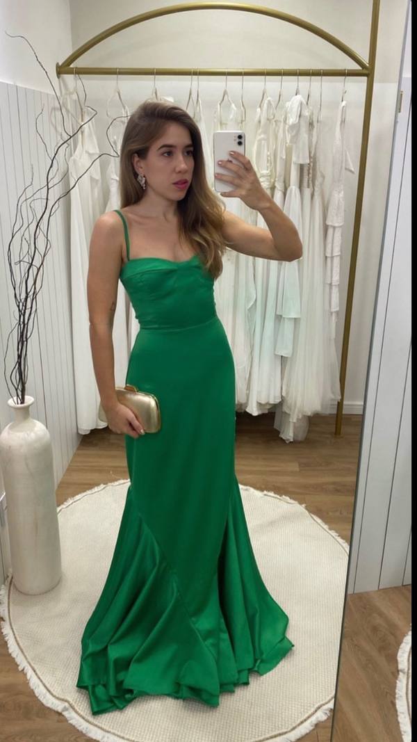 Vestido longo verde de cetim com alça fina, corpete estruturado e modelagem sereia.
