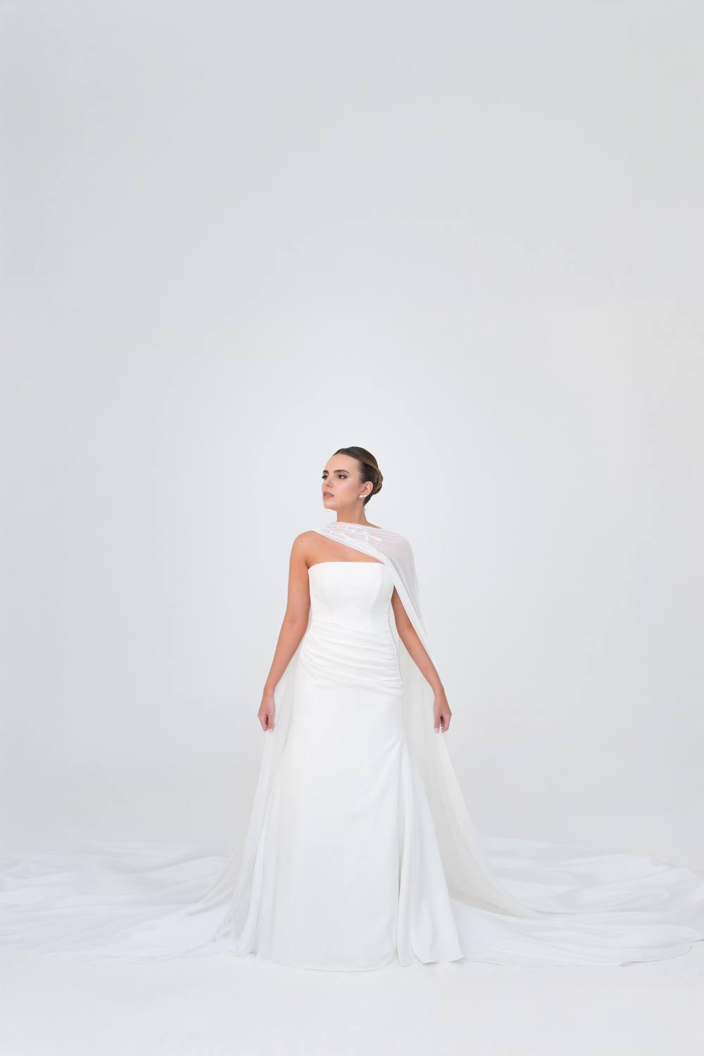 Vestido de noiva branco de um ombro, em estúdio