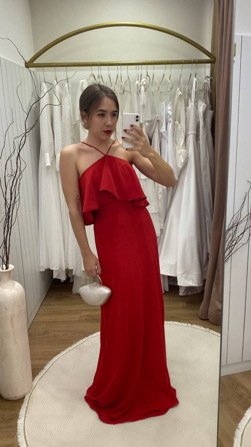 Vestido longo vermelho fluido de tecido leve, com decote frente única de alças finas e detalhe de babado no busto.
