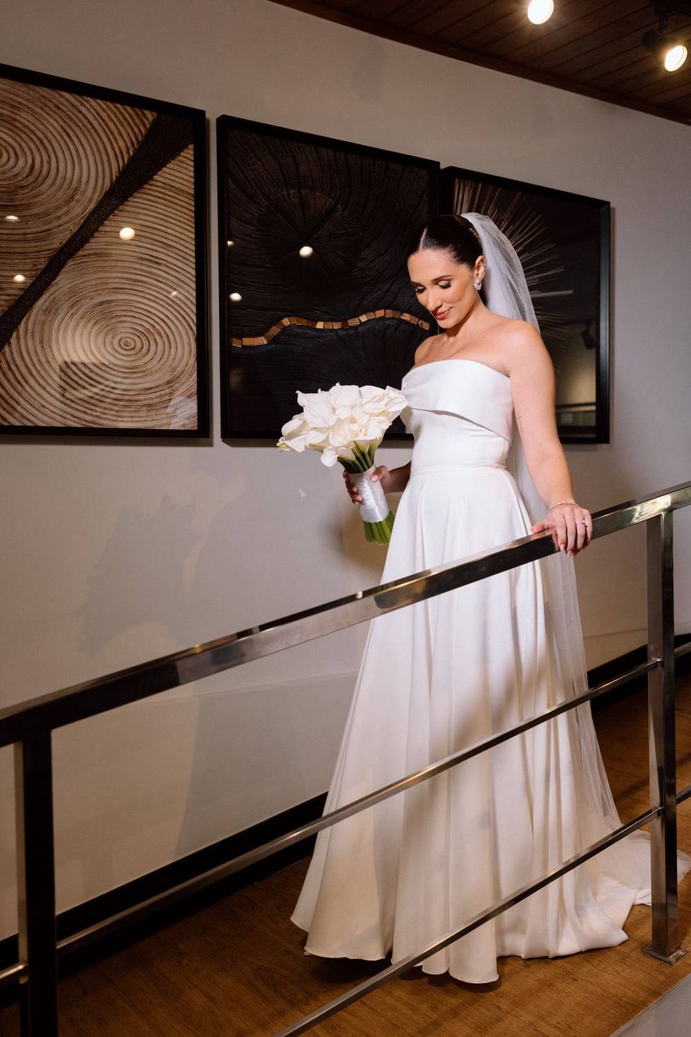 Vestido de noiva branco tomara que caia, corpete estruturado e véu