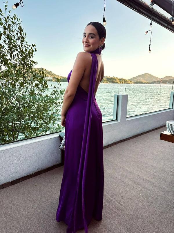Vestido longo roxo de gola alta e caimento reto
