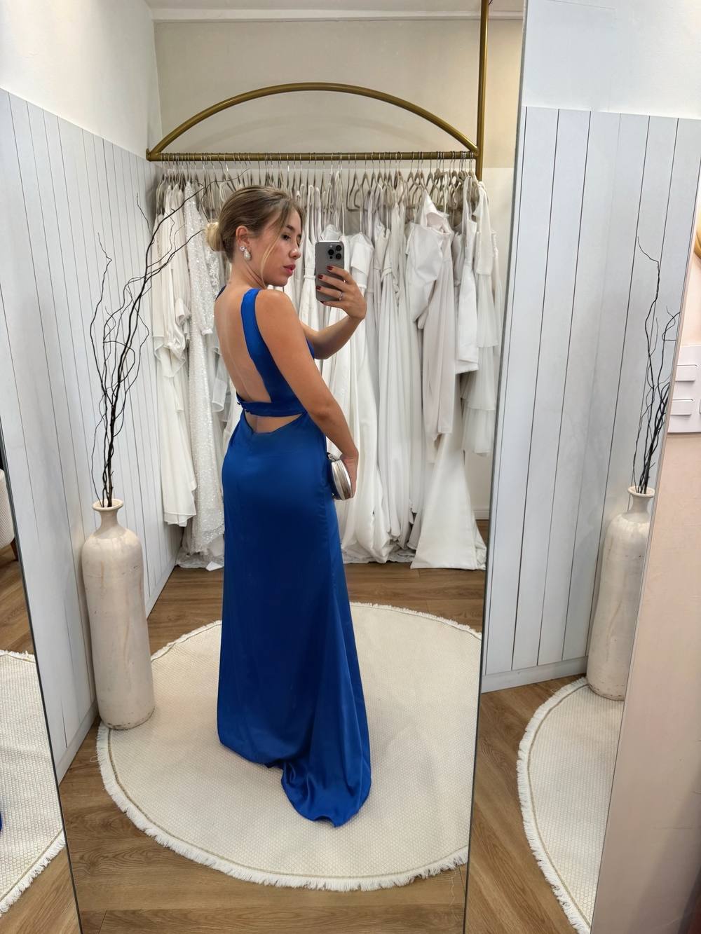 Vestido longo azul de cetim com costas nuas, recorte vazado na cintura e saia fluida.