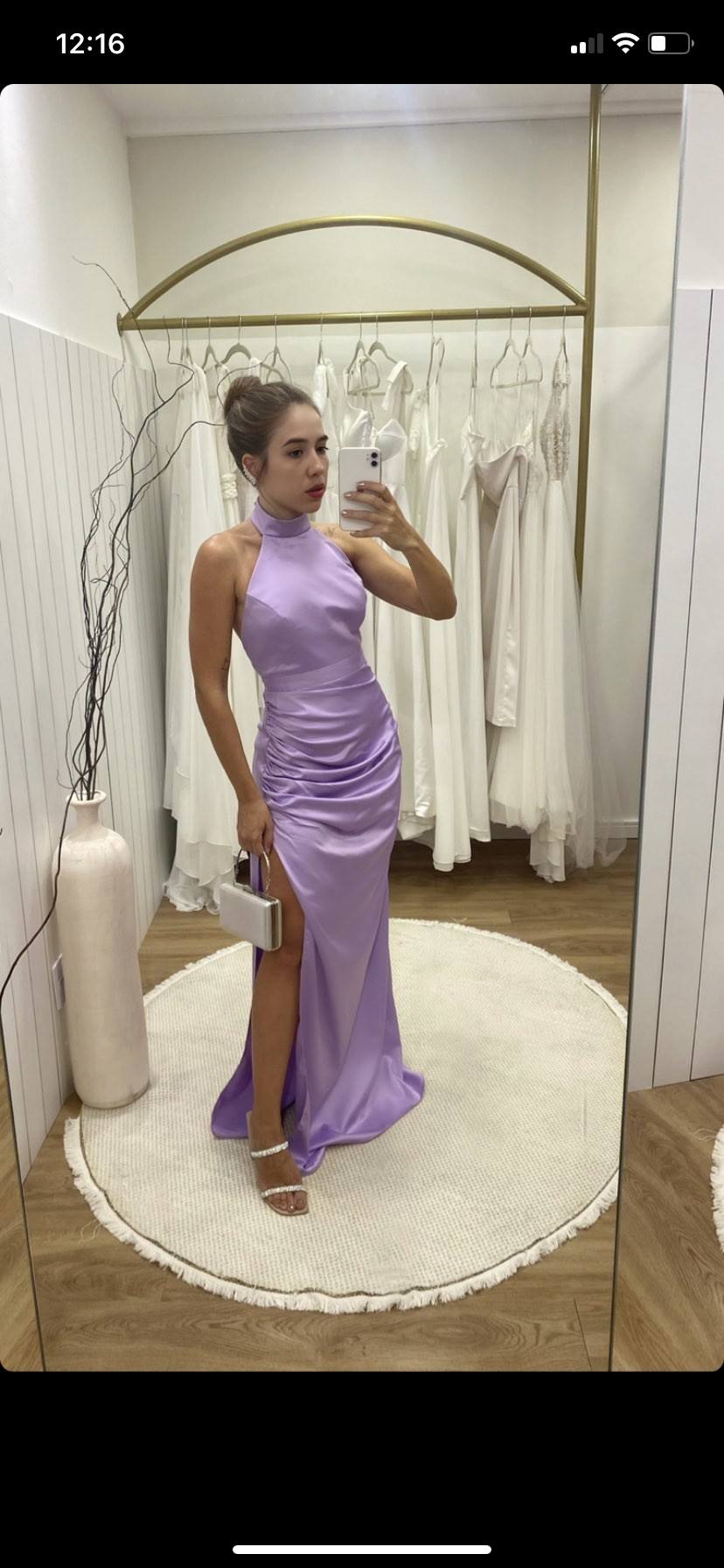 Vestido longo lilás em cetim, modelo frente única com gola alta, drapeado e fenda lateral.