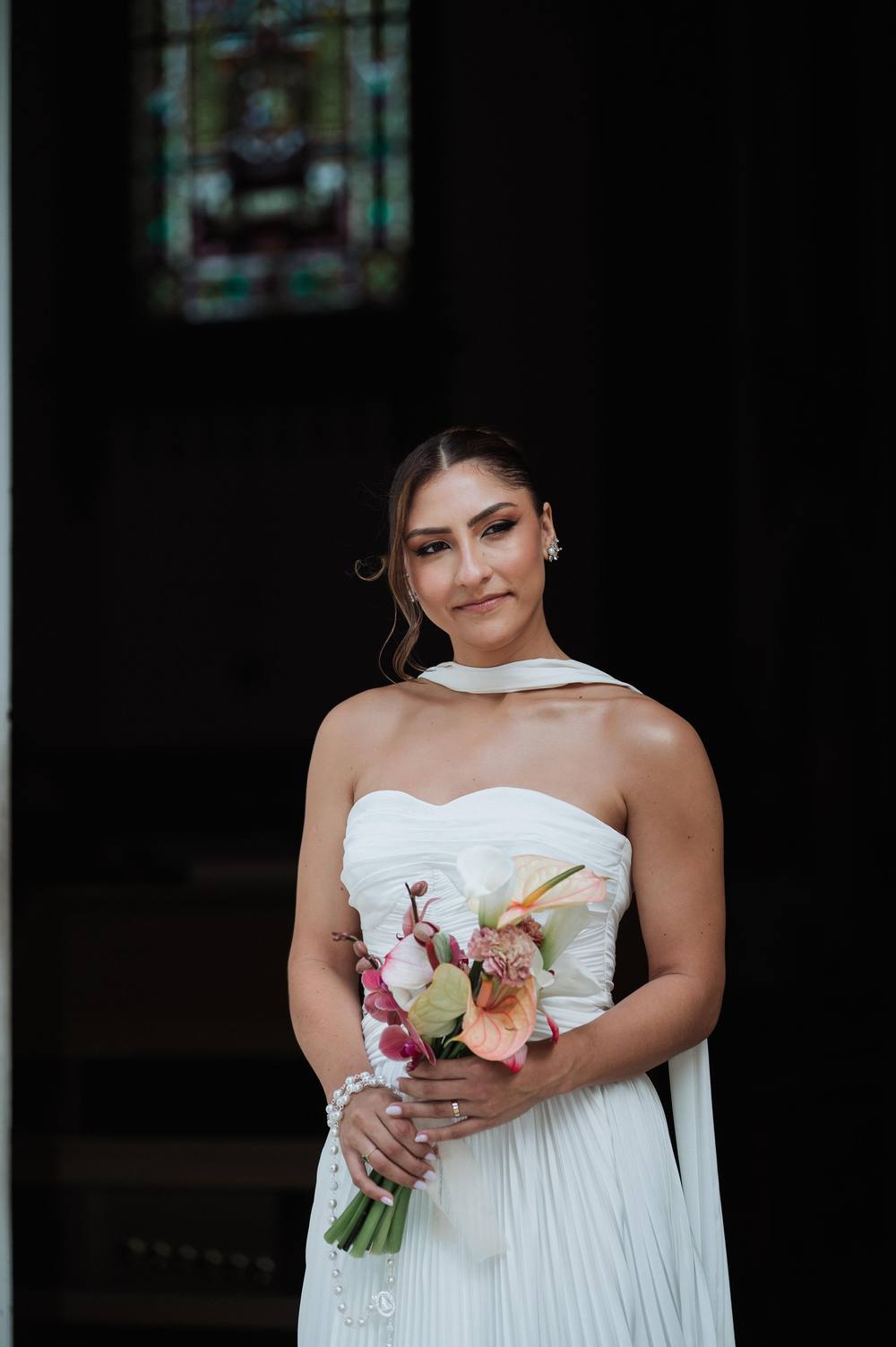 Vestido de noiva branco tomara que caia, com flores aplicadas no corpete