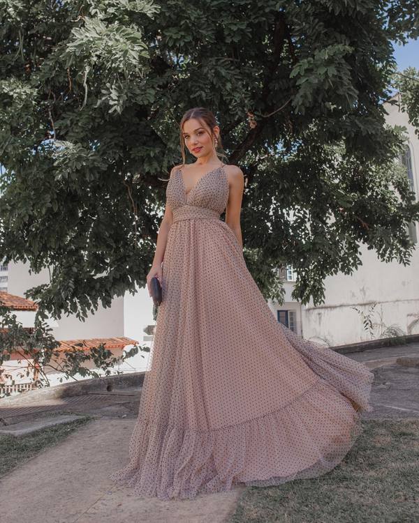 Vestido longo nude de tule com estampas de poá, decote V, alças finas e saia fluida.