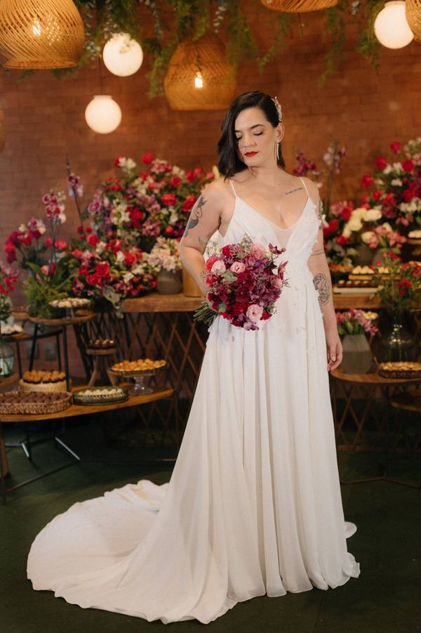 Vestido de noiva branco fluido em decote V, com cauda
