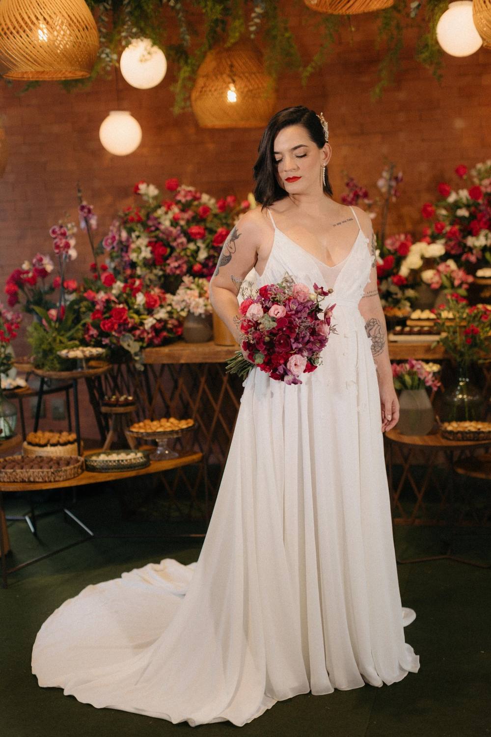 Vestido de noiva branco fluido em decote V, com cauda