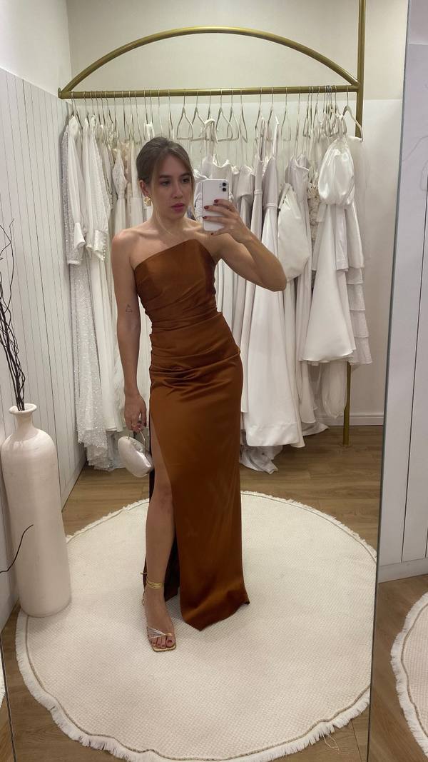 Vestido longo terracota em cetim, modelo tomara que caia com busto drapeado, caimento ajustado e fenda lateral.