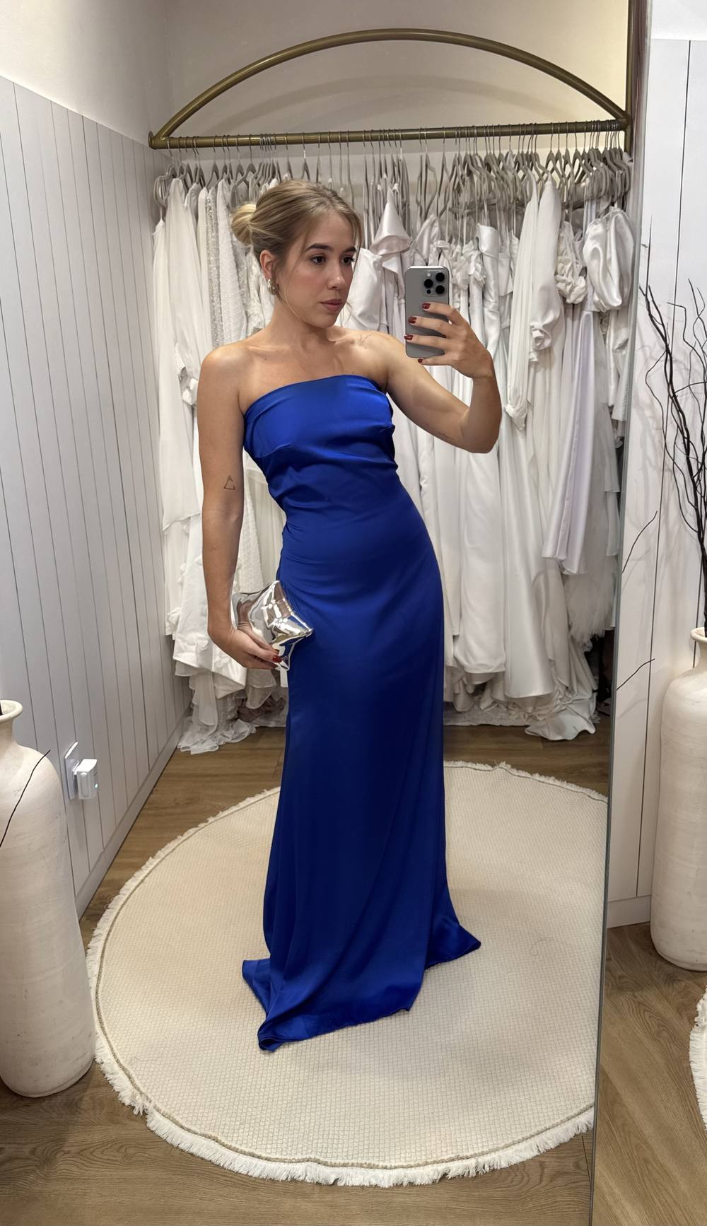 Vestido longo azul de cetim, tomara que caia com modelagem reta e caimento fluido.