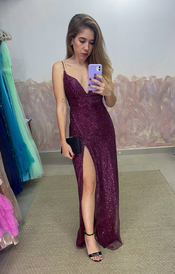 Vestido longo roxo com brilho, alças finas, decote V e fenda frontal destacada.