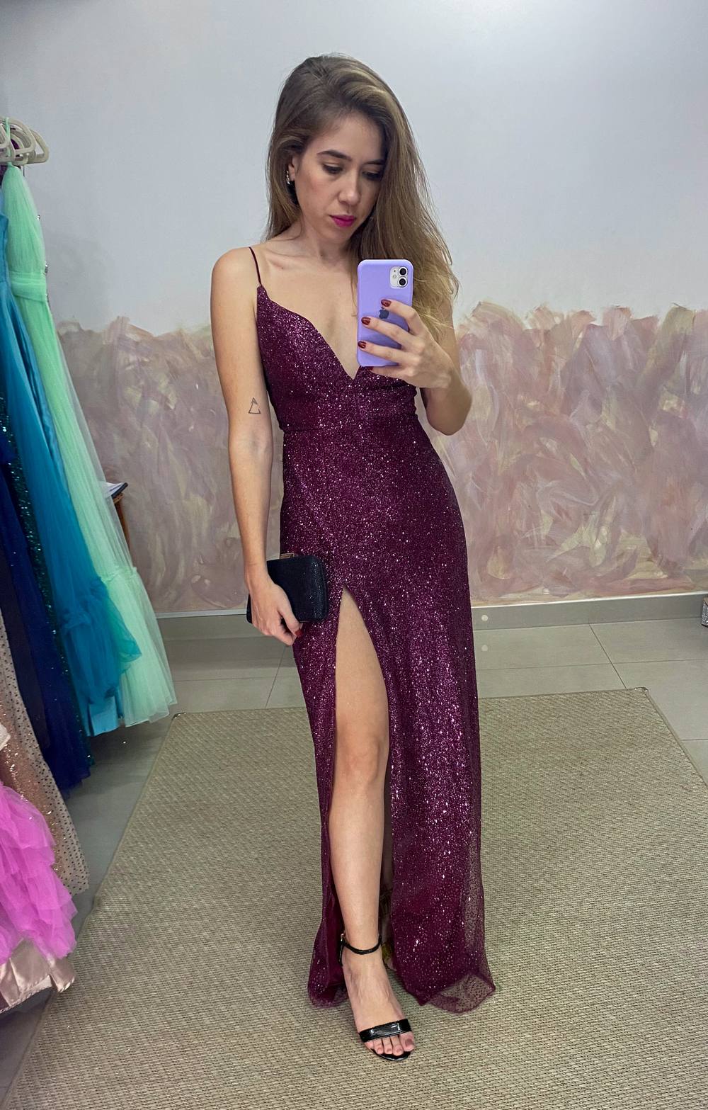 Vestido longo roxo com brilho, alças finas, decote V e fenda frontal destacada.