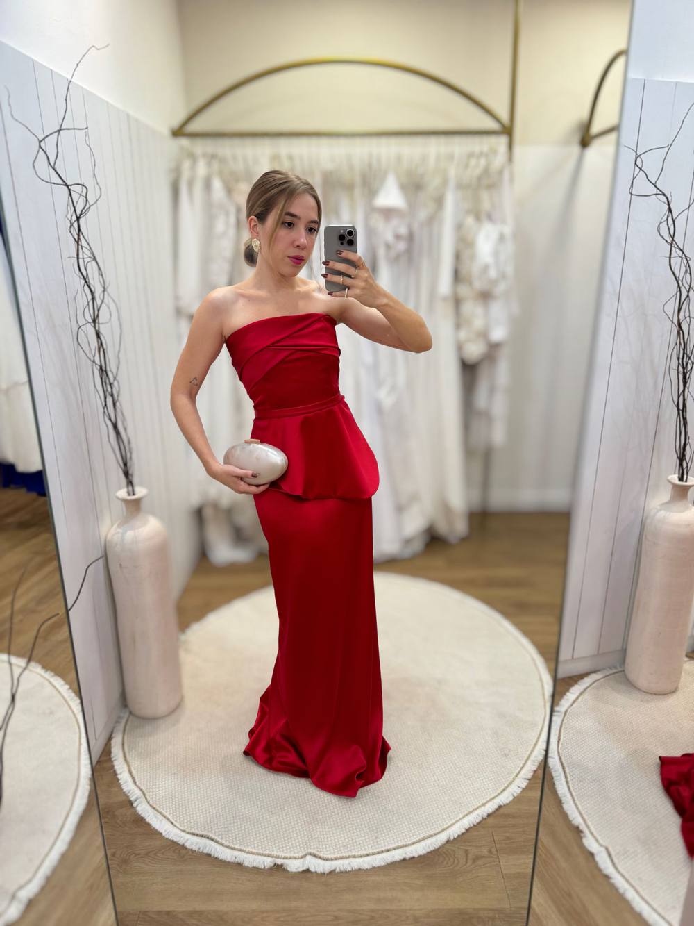 Vestido longo vermelho tomara que caia com detalhe peplum na cintura e caimento reto em tecido acetinado.