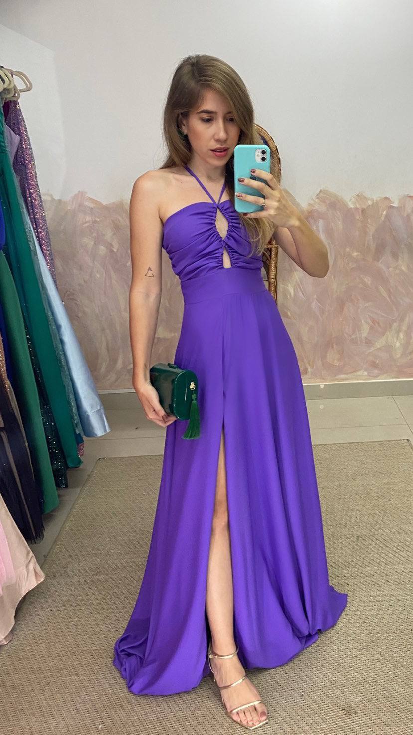 Vestido longo roxo de frente única com detalhe franzido no busto, saia fluida e fenda frontal.