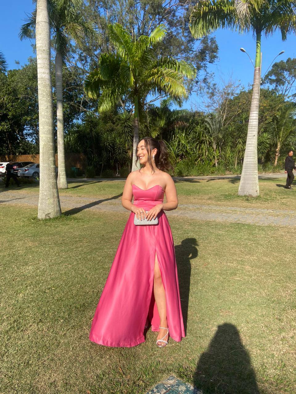 Vestido longo fúcsia tomara que caia com decote coração, saia evasê e fenda frontal.