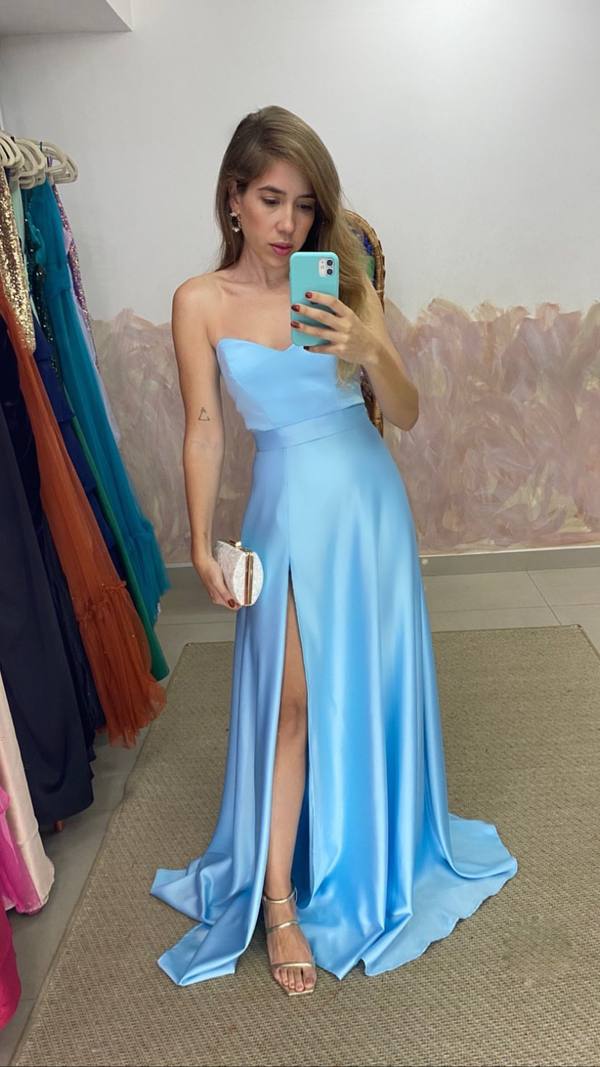 Vestido longo azul claro tomara que caia em cetim, com saia evasê fluida e fenda frontal alta.