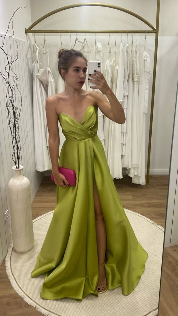 Vestido longo verde oliva tomara que caia em cetim, com decote drapeado e fenda frontal.