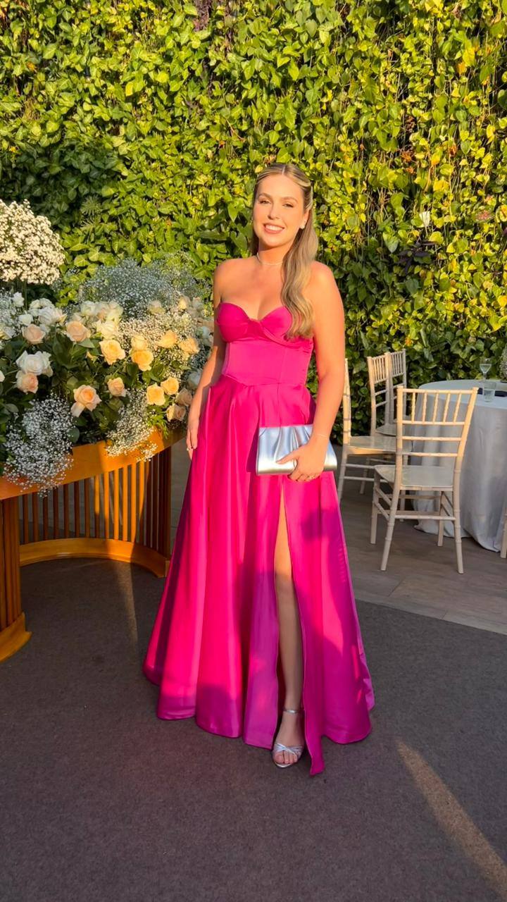 Vestido longo fúcsia tomara que caia, caimento reto e fenda