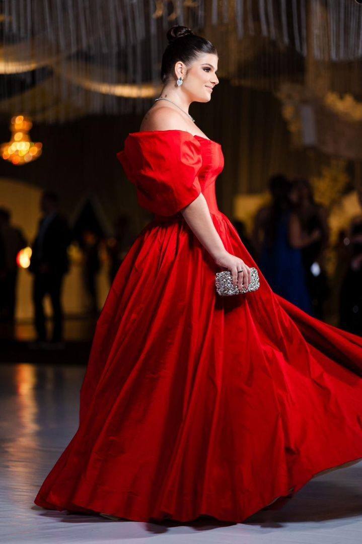 Formanda em vestido longo de gala do Atelier Amanda Magalhães