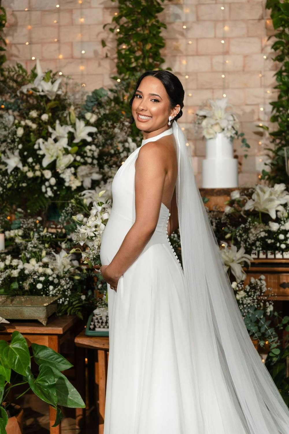 Vestido de noiva branco evasê com véu, em ensaio de gravidez, foto 2