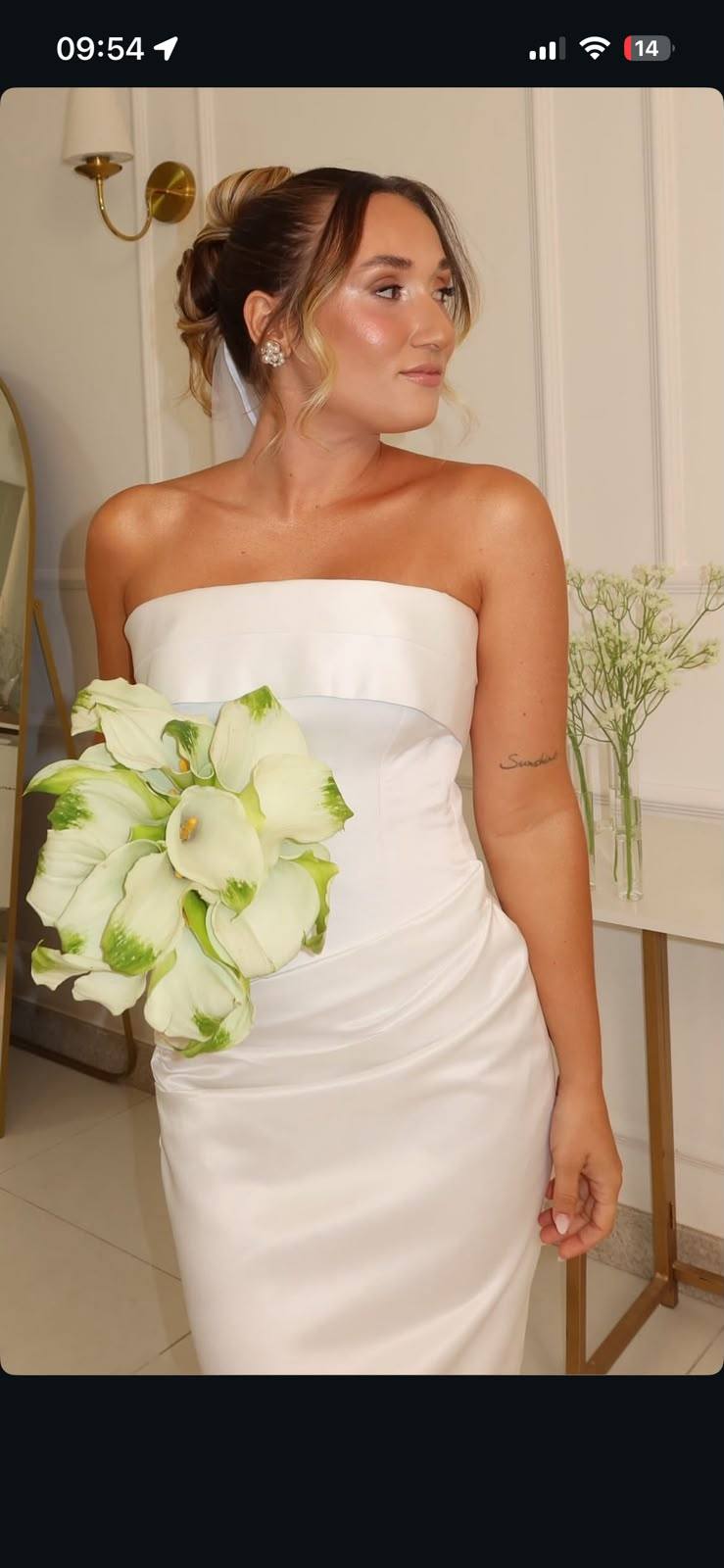 Vestido de noiva branco tomara que caia, com flores aplicadas no corpete, foto 2