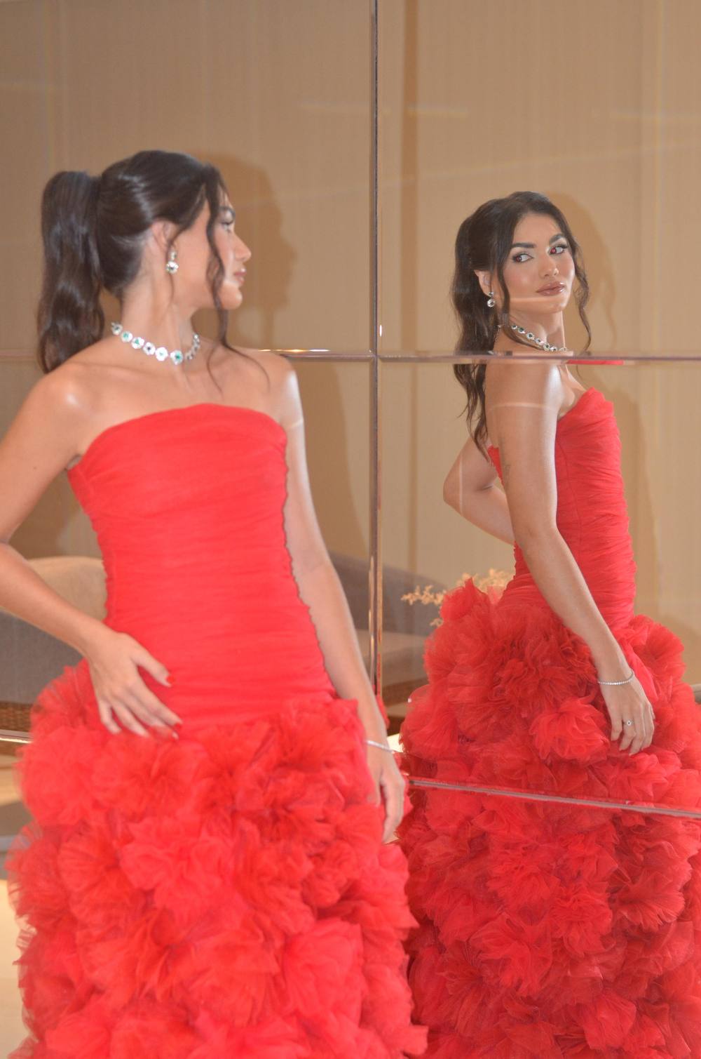 Vestido longo vermelho com saia de babados volumosa e tomara que caia, foto 2