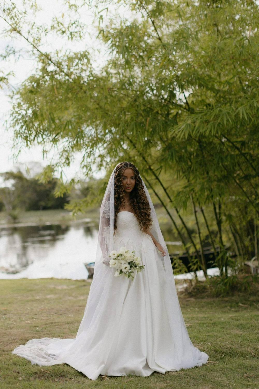 Vestido de noiva branco clássico, evasê, com véu longo, foto 2