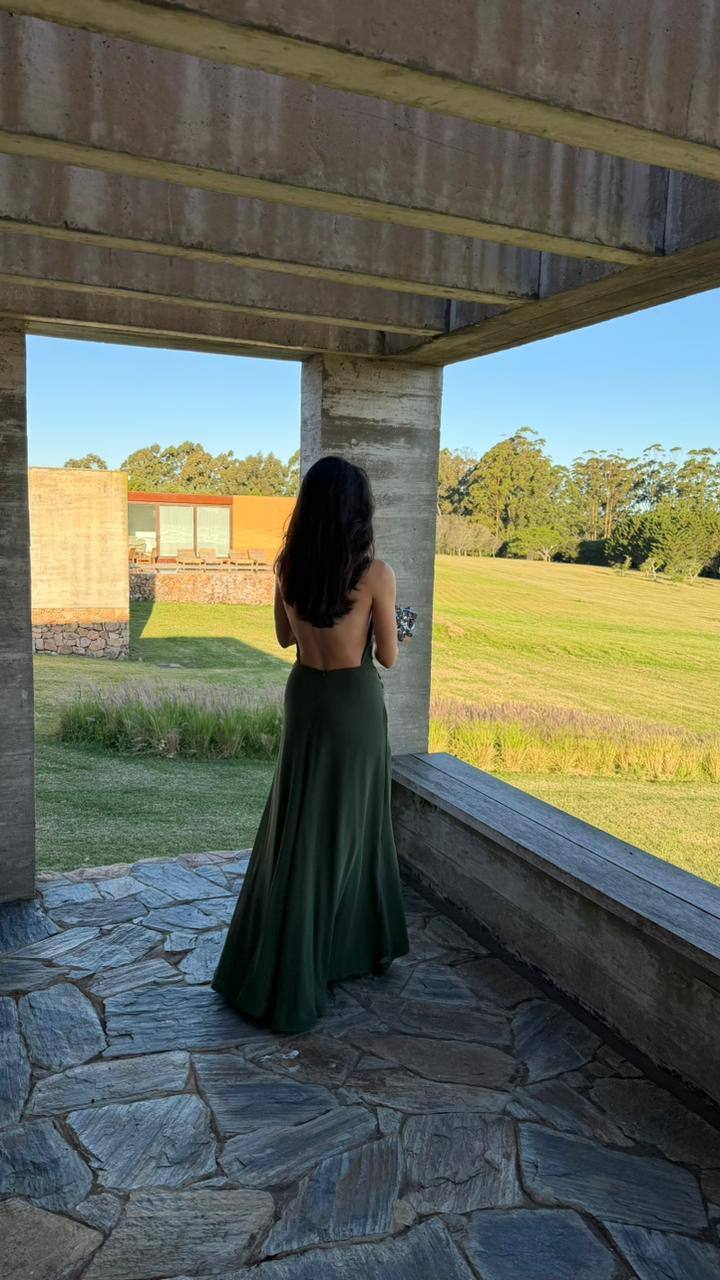Vestido longo verde-escuro em decote V e caimento fluido, foto 2