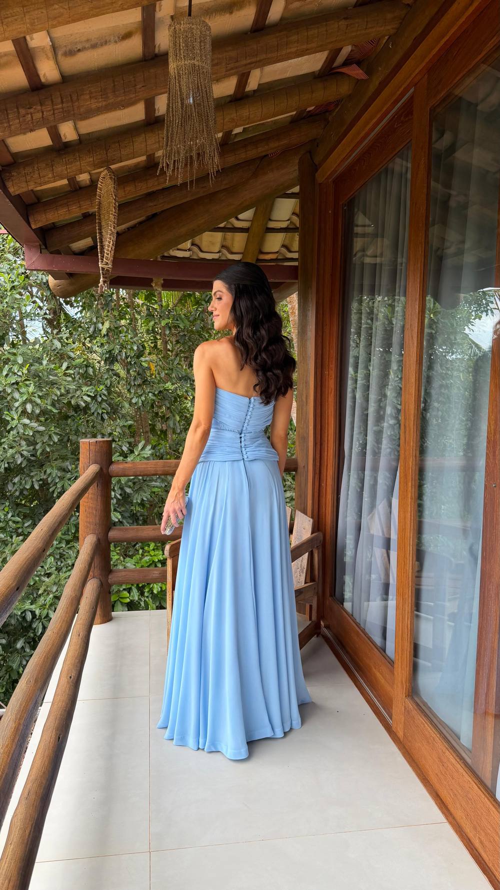 Vestido longo azul-claro tomara que caia, corpete drapeado e saia evasê, foto 2