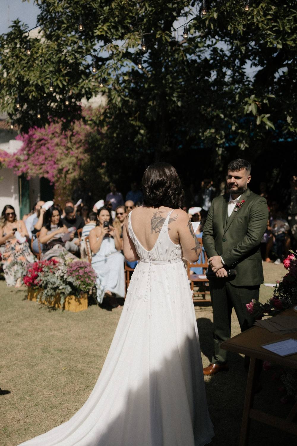 Vestido de noiva branco com costas em V e caimento evasê, foto 2