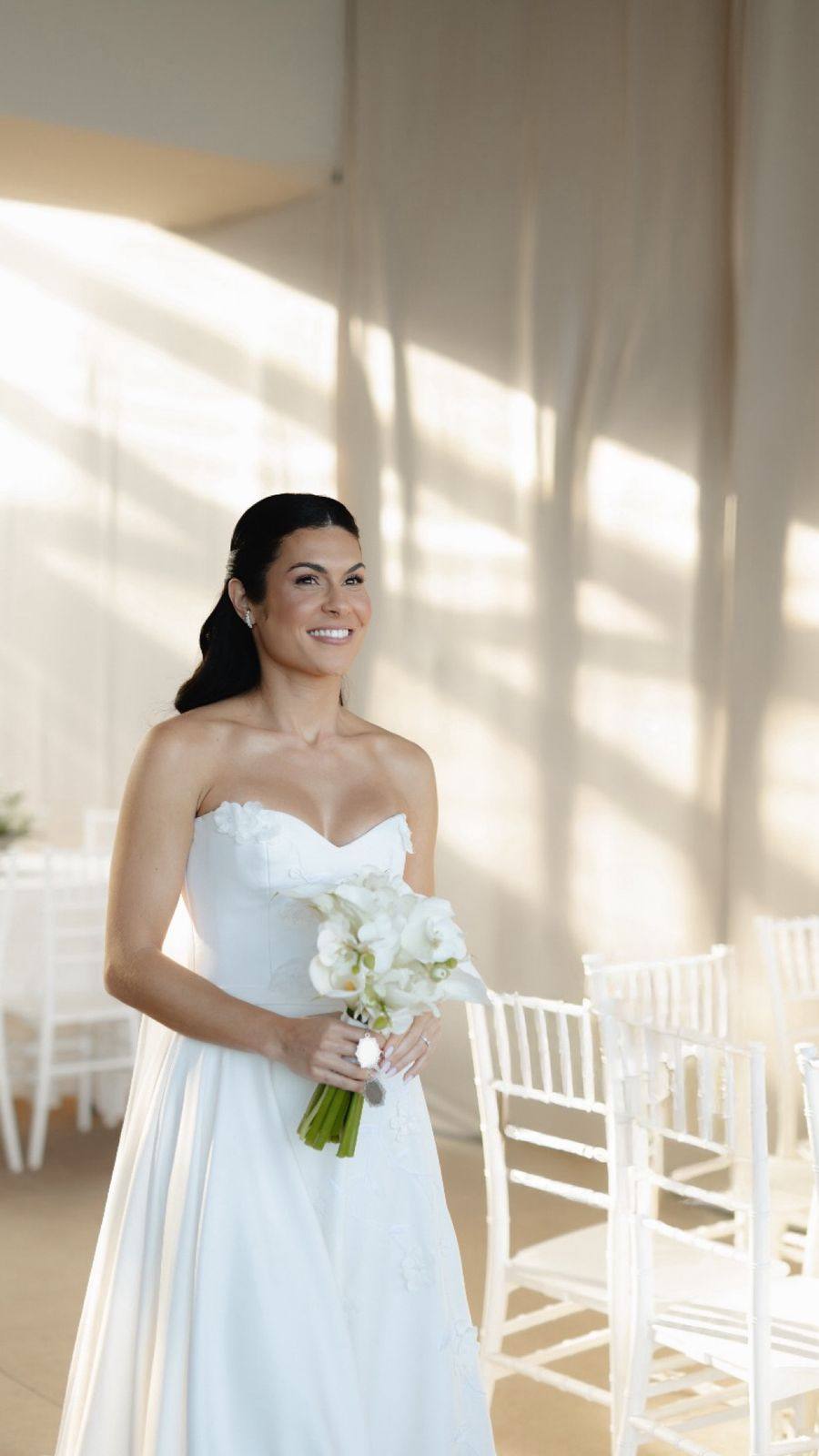 Vestido de noiva branco tomara que caia, corpete estruturado e véu, foto 2