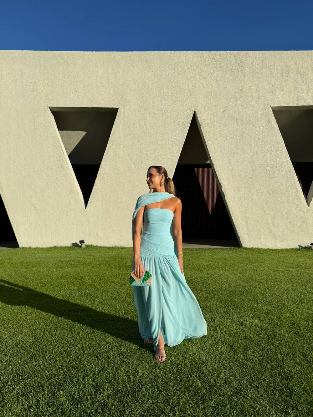 Vestido longo azul-tiffany de um ombro, capa fluida e fenda discreta, foto 2