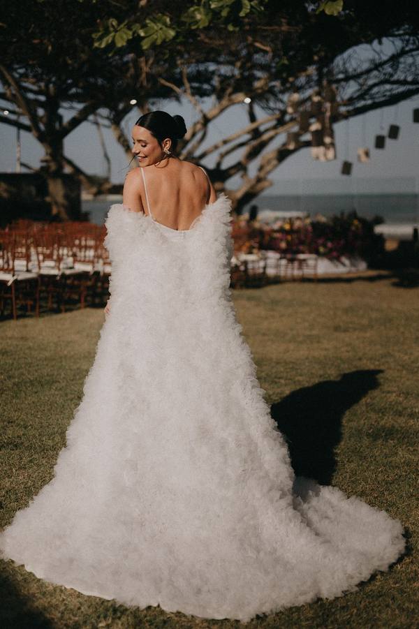 Vestido de noiva branco princesa, com volume em plumas e cauda