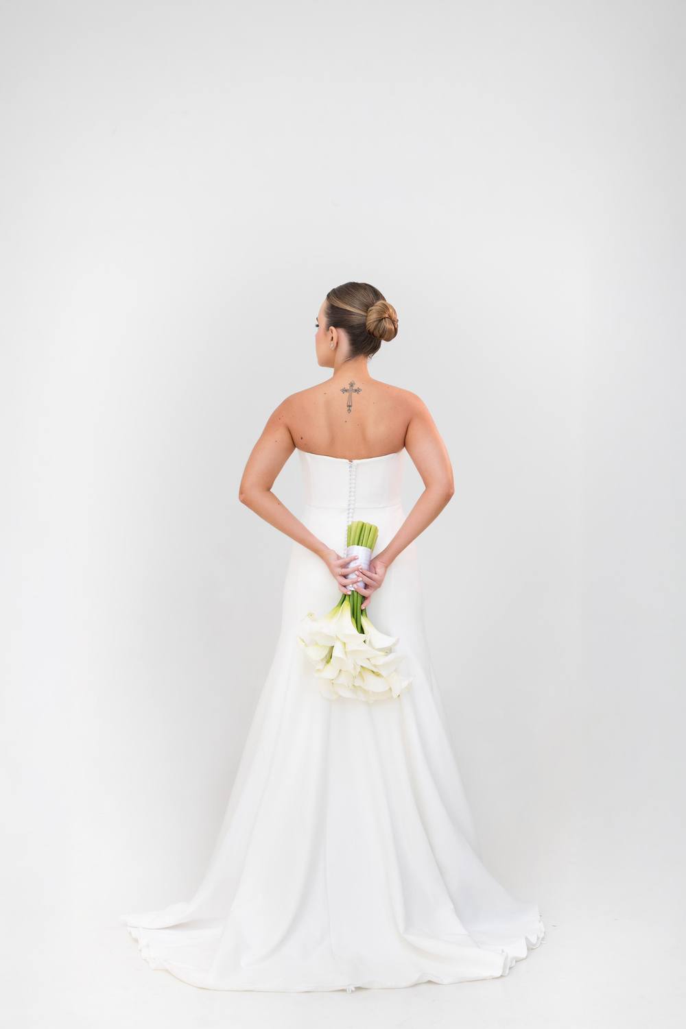 Vestido de noiva branco tomara que caia, corpete estruturado e véu, foto 3