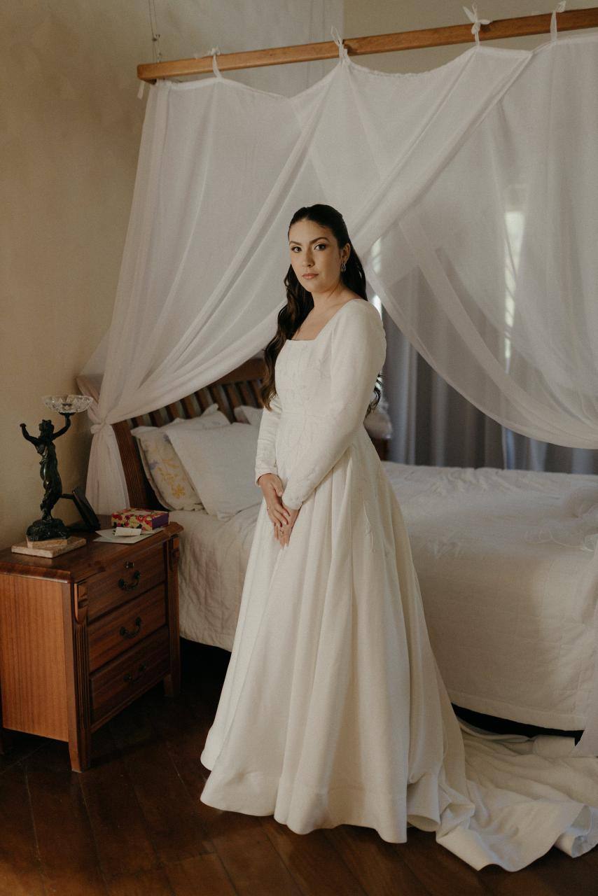 Vestido de noiva branco princesa, manga longa e decote quadrado