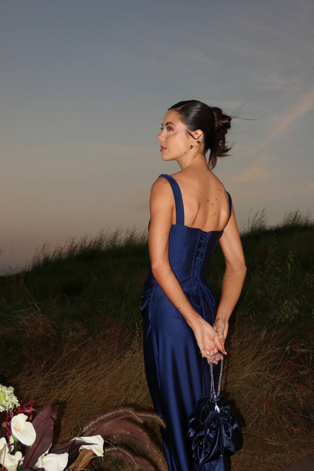 Vestido longo azul-marinho de frente fechada e caimento reto, foto 4
