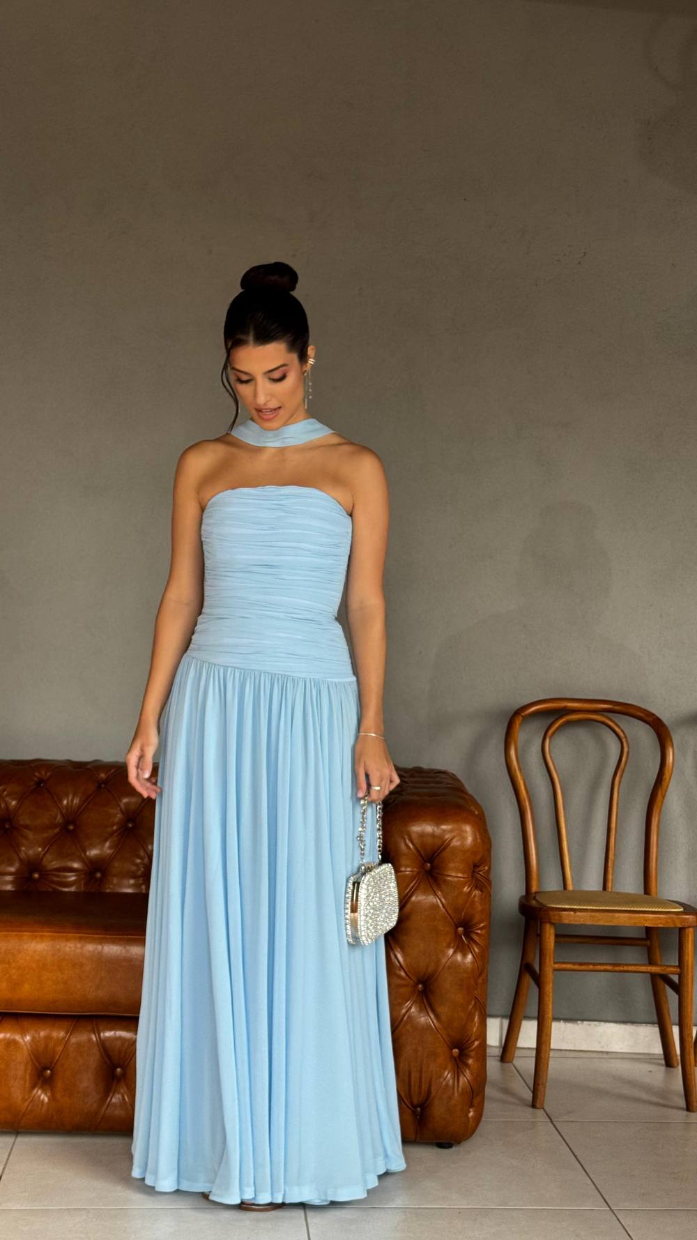 Vestido longo azul-claro tomara que caia, corpete drapeado e saia evasê, foto 4