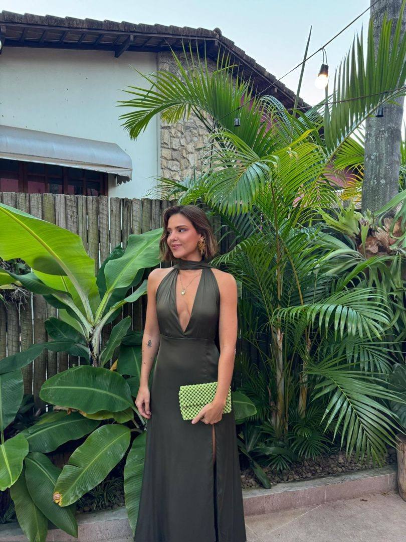 Convidada de casamento em vestido de cetim