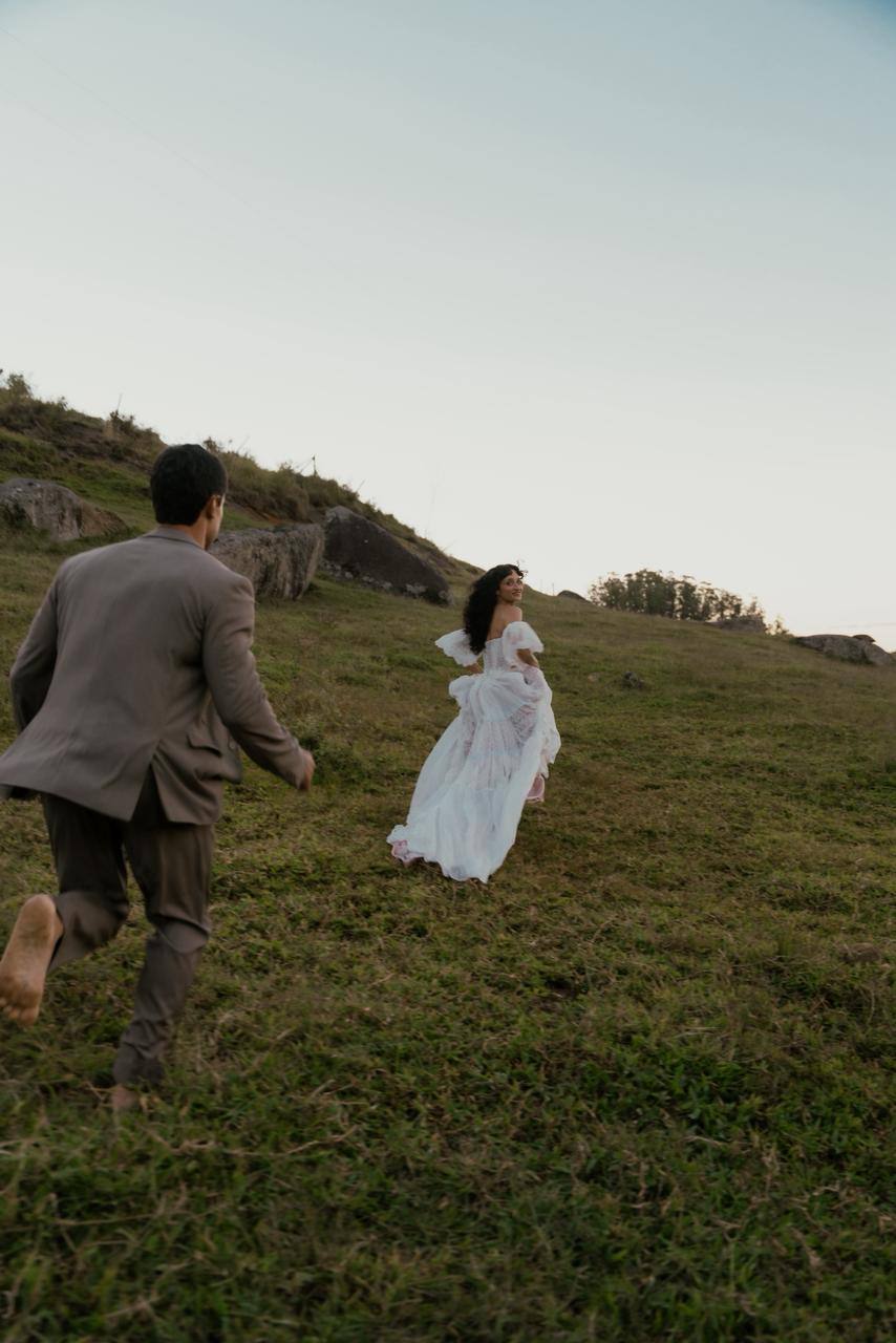 Vestido de noiva branco evasê, alça fina e cauda ao ar livre, foto 5