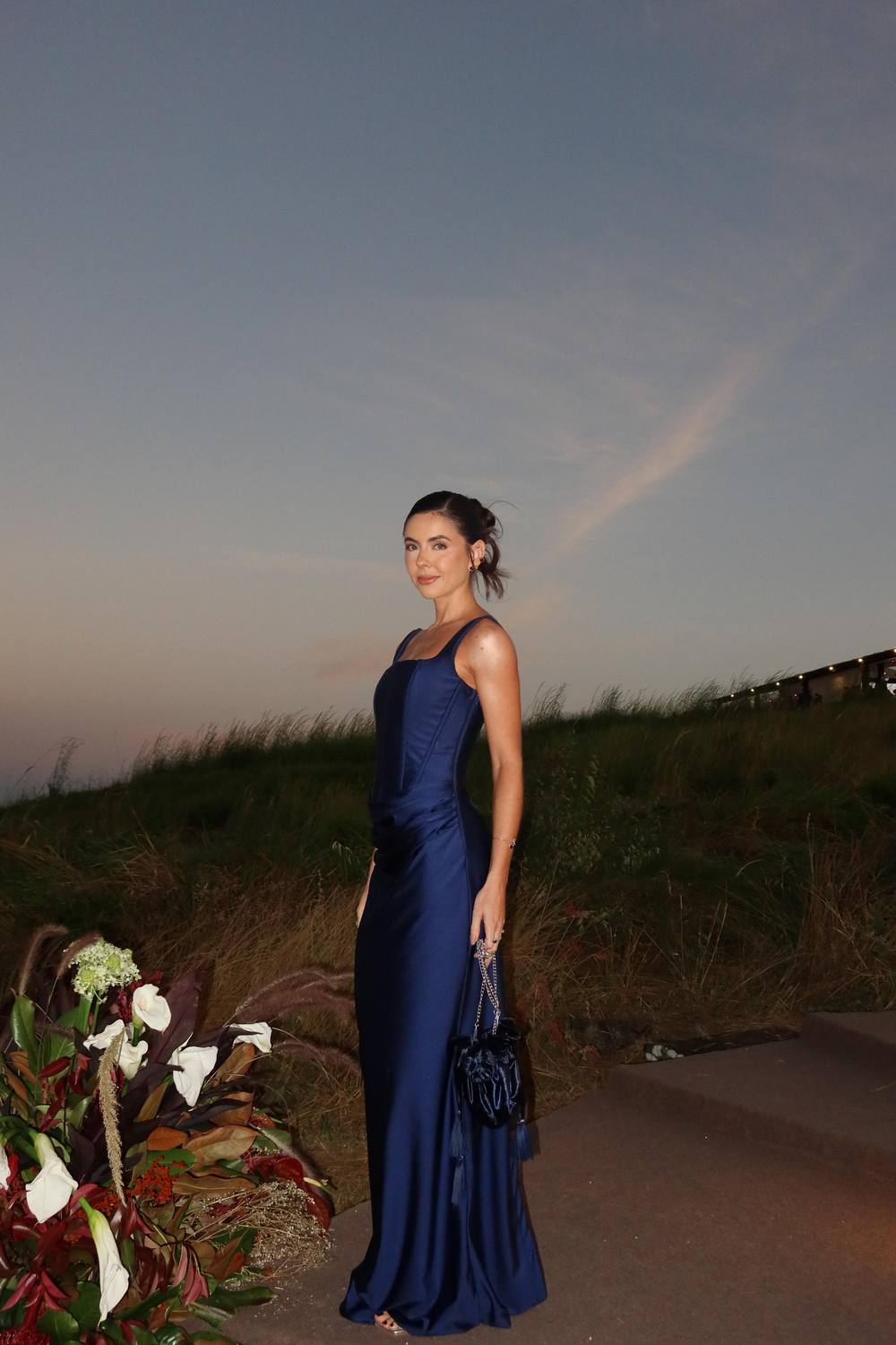 Vestido longo azul-marinho de frente fechada e caimento reto, foto 5