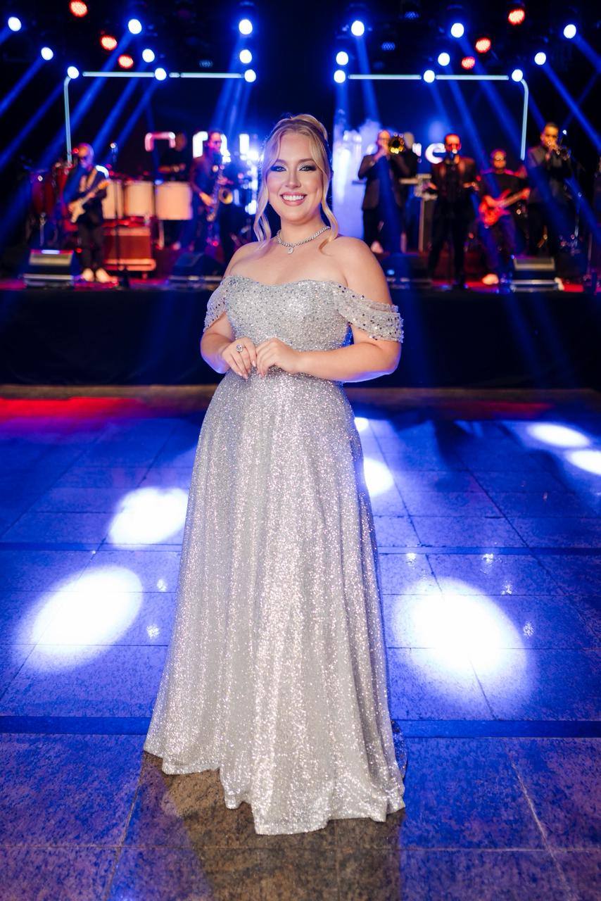 Formanda em vestido longo de gala do Atelier Amanda Magalhães