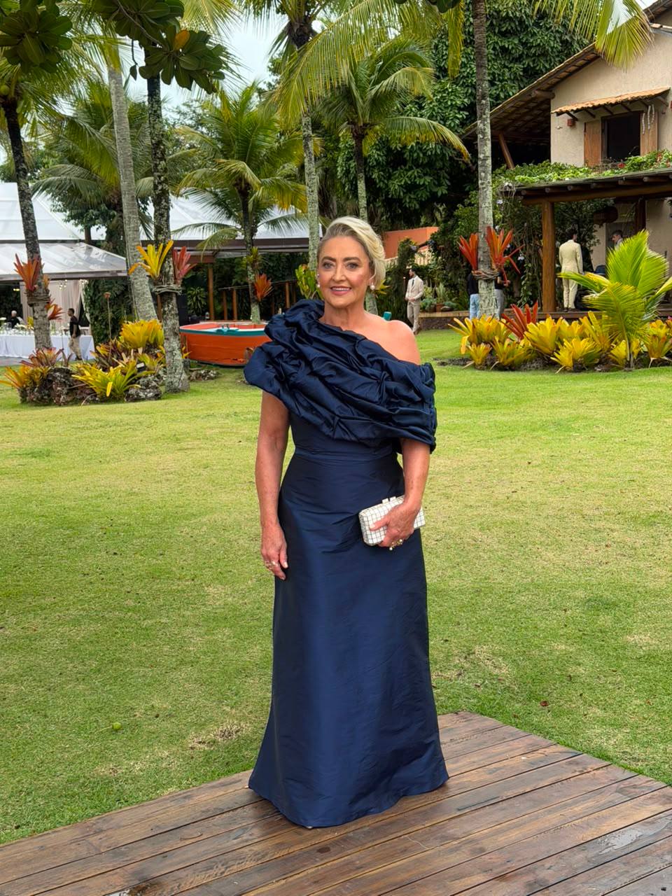 Vestido longo azul-marinho de um ombro e drapeado no busto